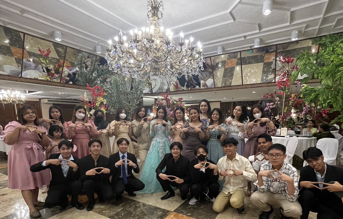 cousinsreactph's tweet photo. Happy 18th birthday to our resident girl group reactor, Princess! π€ Your cousins are always here for you! Love ya!#PrincessTurns18 https://t.co/1ygwbWwvKQ