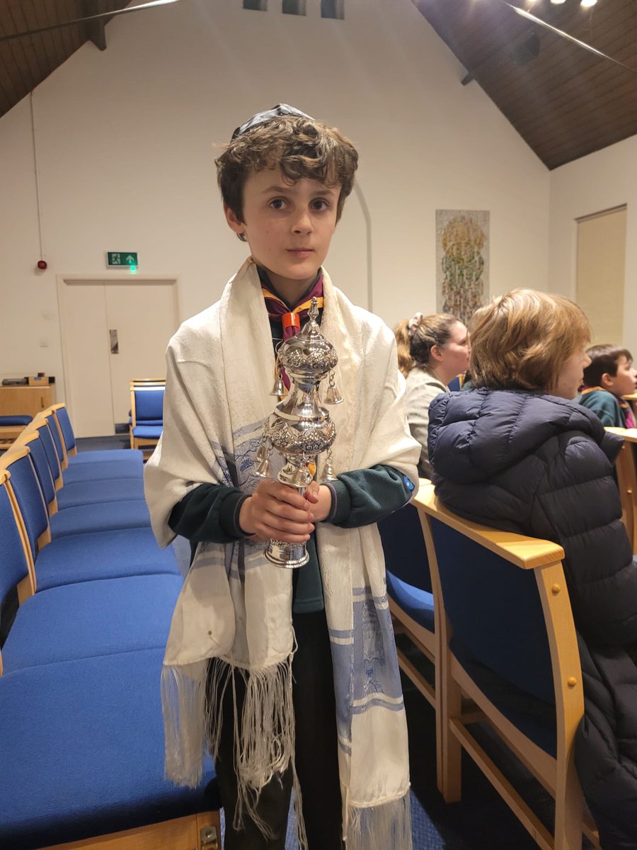1stbeckenham's tweet photo. The Cubs visited Bromley Reform Synagogue as part of their World Challenge Award. Many thanks to Sandra for a really interesting evening. The Torah scrolls were amazing! https://t.co/flfxUnqmVw