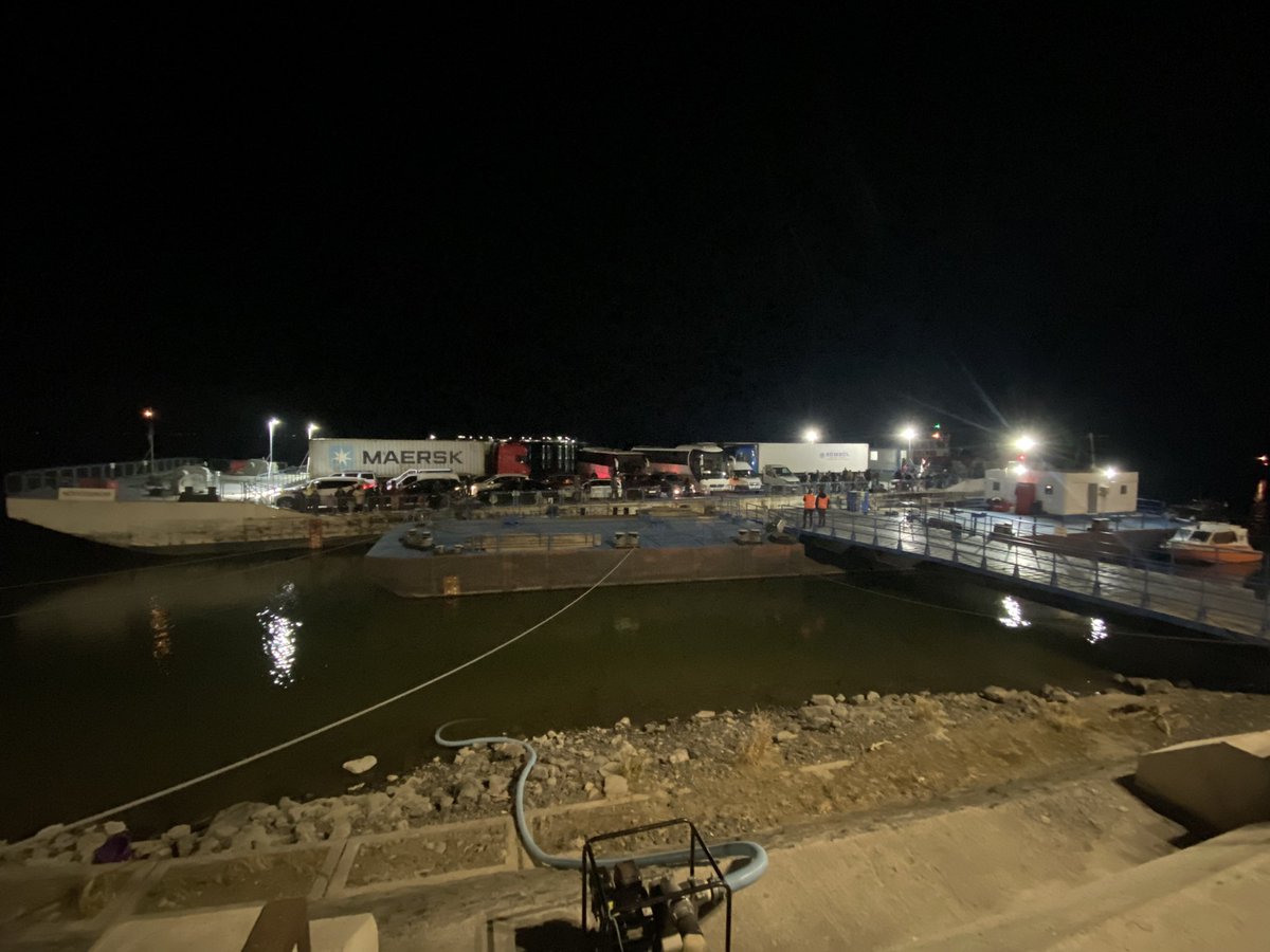 fidelimagen's tweet photo. Refugiados cruzan (a pie, en autos y autobuses) el Río Danubio para entrar a Isaccea https://t.co/ENUDl8sVzt