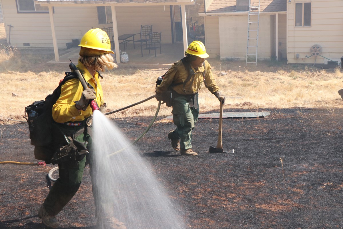 forestservice's tweet image. #DidYouKnow that you can help firefighters by taking simple steps to protect your property? You can start by clearing flammable items like leaves from your gutters &amp;amp; deck or by pruning trees so branches are at least 6 feet from the ground. fs.usda.gov/features/make-…