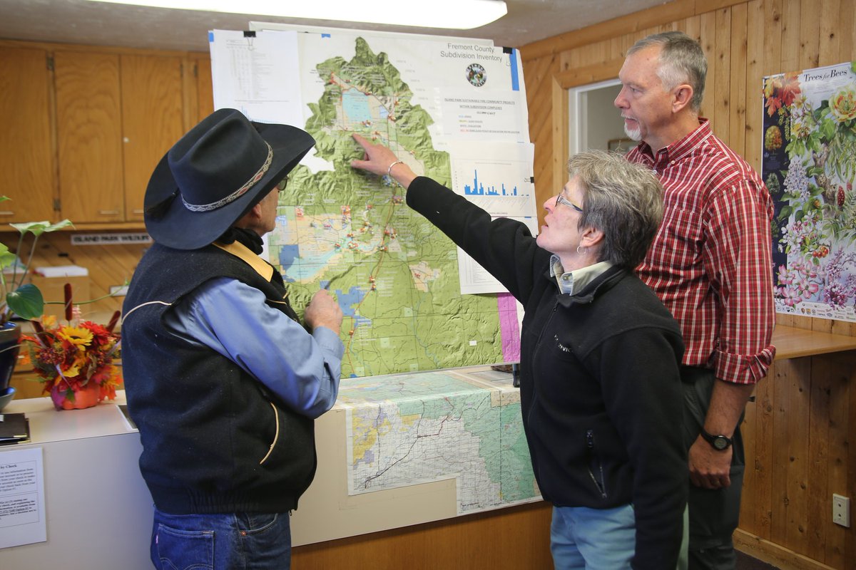 forestservice's tweet image. #DidYouKnow that you can help firefighters by taking simple steps to protect your property? You can start by clearing flammable items like leaves from your gutters &amp;amp; deck or by pruning trees so branches are at least 6 feet from the ground. fs.usda.gov/features/make-…