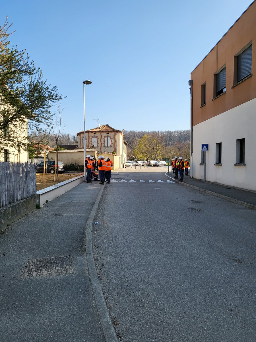 La DR Enedis Sillon Rhodanien forme ses managers à l'encadrement et à l'observation des Travaux Sous Tension Basse Tension (TST BT). <a href="/enedis/">Enedis</a>_rhod 
Objectif, maitriser les TST BT pour arriver au zéro accident spécifique ! Formation assurée par VIRELEX. @enedis <a href="/PierreVirely/">Pierre Virely</a>