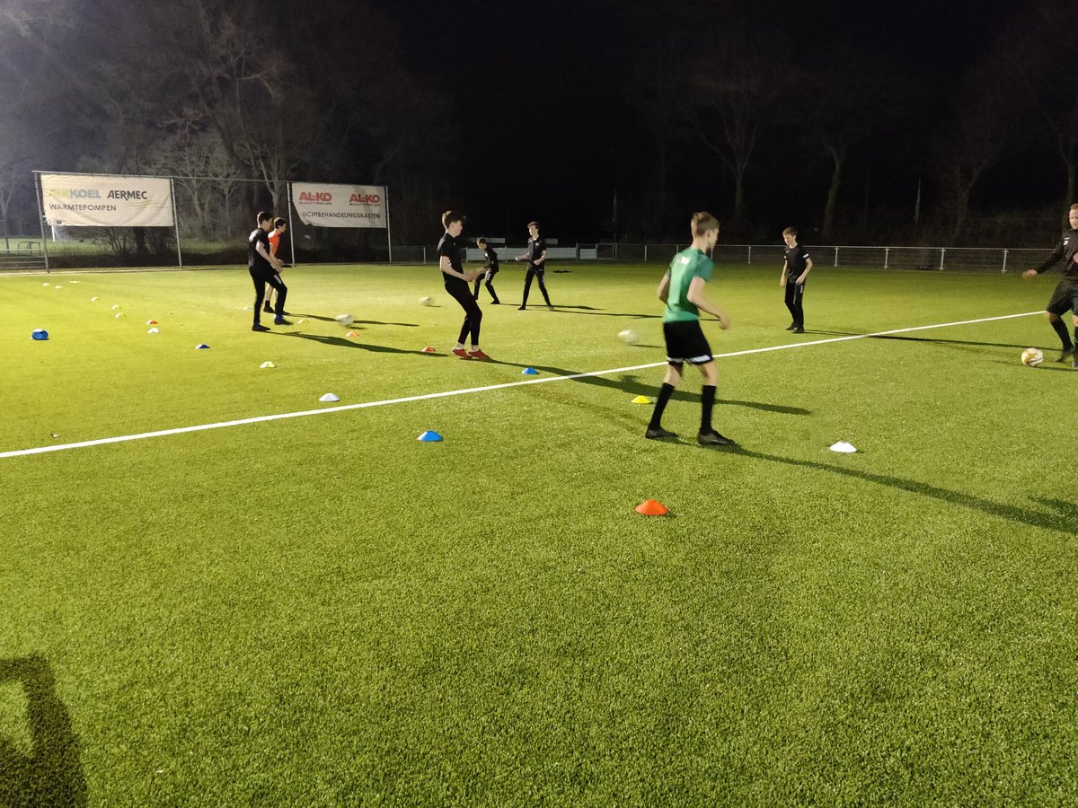 FootballAcadeNL's tweet photo. Vnvnd een Small Group Training gegeven aan enkele jeugdtrainers van @vvonr ! Leuke avond gehad! 👌 https://t.co/LUZ1kJ7EWD