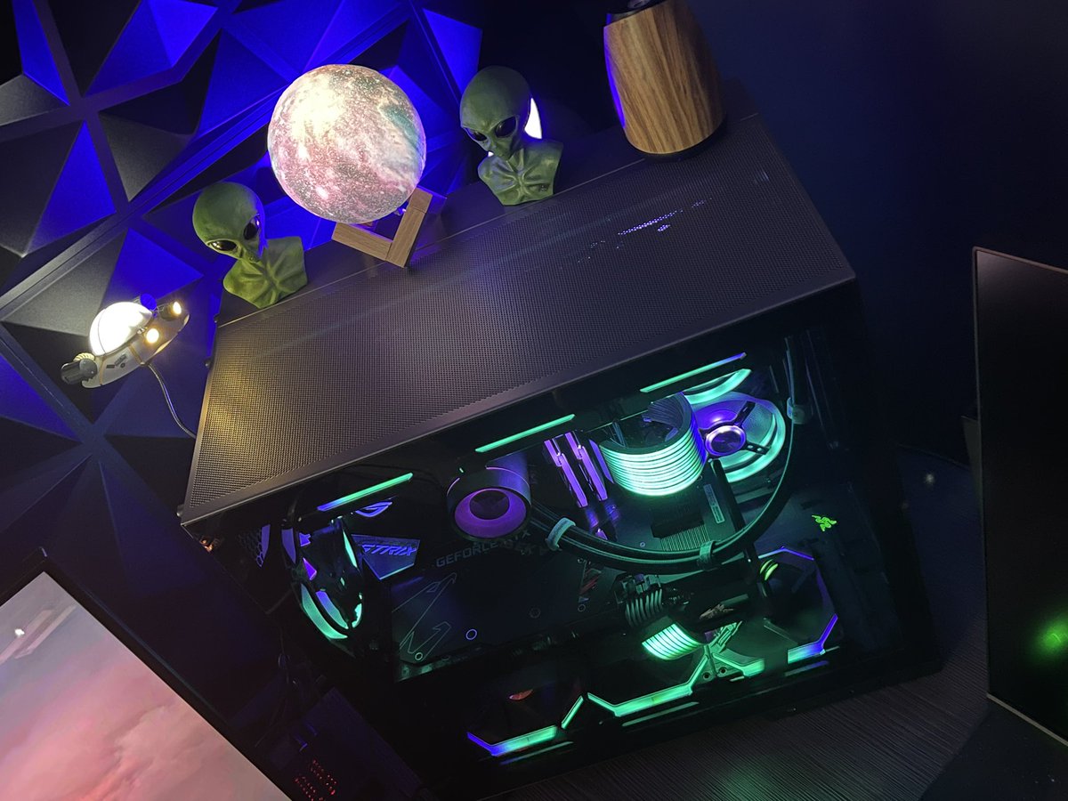 BkSavage_718_'s tweet photo. EVO! Switch was well worth it. Actually improved temps a little. 2 new fans tomorrow for the mesh kit installment would make it even better. @GlobalLianli #lianli #derbauer https://t.co/LwUhFytdbU