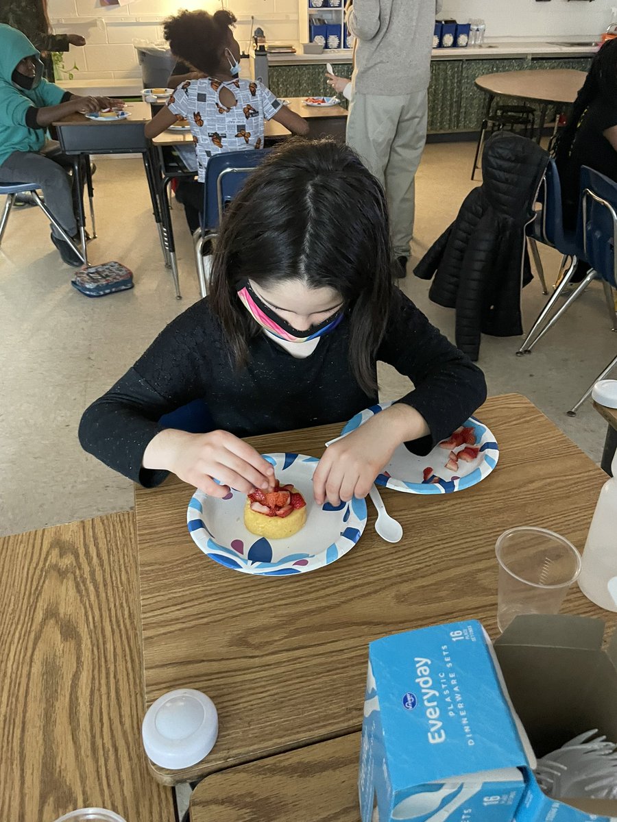 WozSquad's tweet photo. Bringing #functional #texts to life by making #strawberry #shortcakes @ChimborazoES #recipes https://t.co/7sY1LUa6Qp