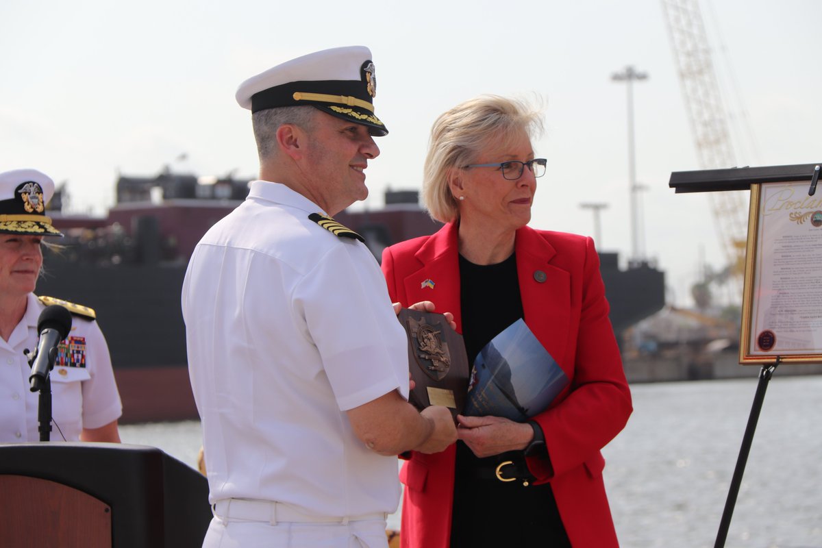 We're always proud to sail-abrate our Armed Forces!⚓️

Today, Mayor <a href="/JaneCastor/">Jane Castor</a> welcomed Rear Admiral Sara Joyner and over 75 <a href="/USNavy/">U.S. Navy</a> Sailors to our city for "Tampa Navy Week"! Thank you to all our service members that protect us and our freedoms. 🇺🇸