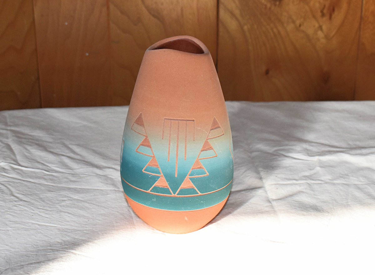 Really love this, from the Etsy shop KSFVintage21. etsy.me/3D9YaF8 #etsy #nativeamericanpot #indianart #southwesternvase #signedart #terricottavase #etchedpottery #navajovase #mediumsizepot #90svase