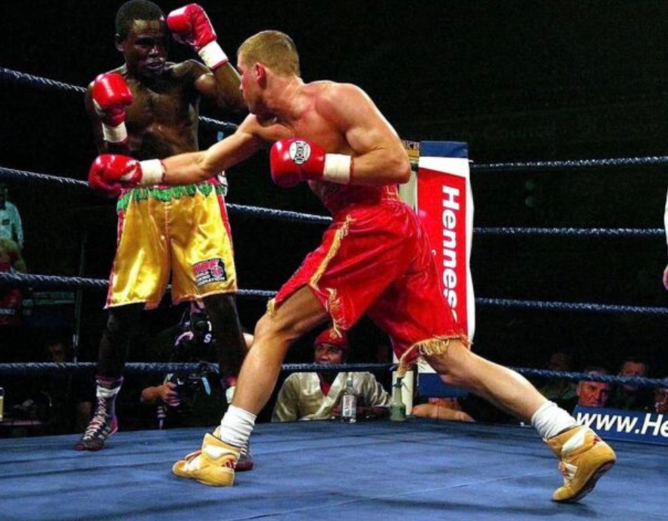 Ghanaian Ben Odamattey takes evasive action to avoid a vicious right hook thrown by Carl Greaves. The Newark fighter would emerge an unanimous points winner to claim the WBF super-featherweight title at Nottingham Arena, April 2003 

#boxinghistory #britishboxing #boxingnews