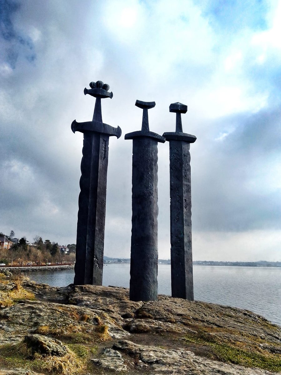 JaSam9's tweet photo. Zadana destinacija setnje je bia Sverd i fjell, ilitiga mac u stijeni, spomen obiljezije bitke Hafrsfjorda 872.godine i prvog ujedinjenja Norveške. https://t.co/kVRMQd4HDH