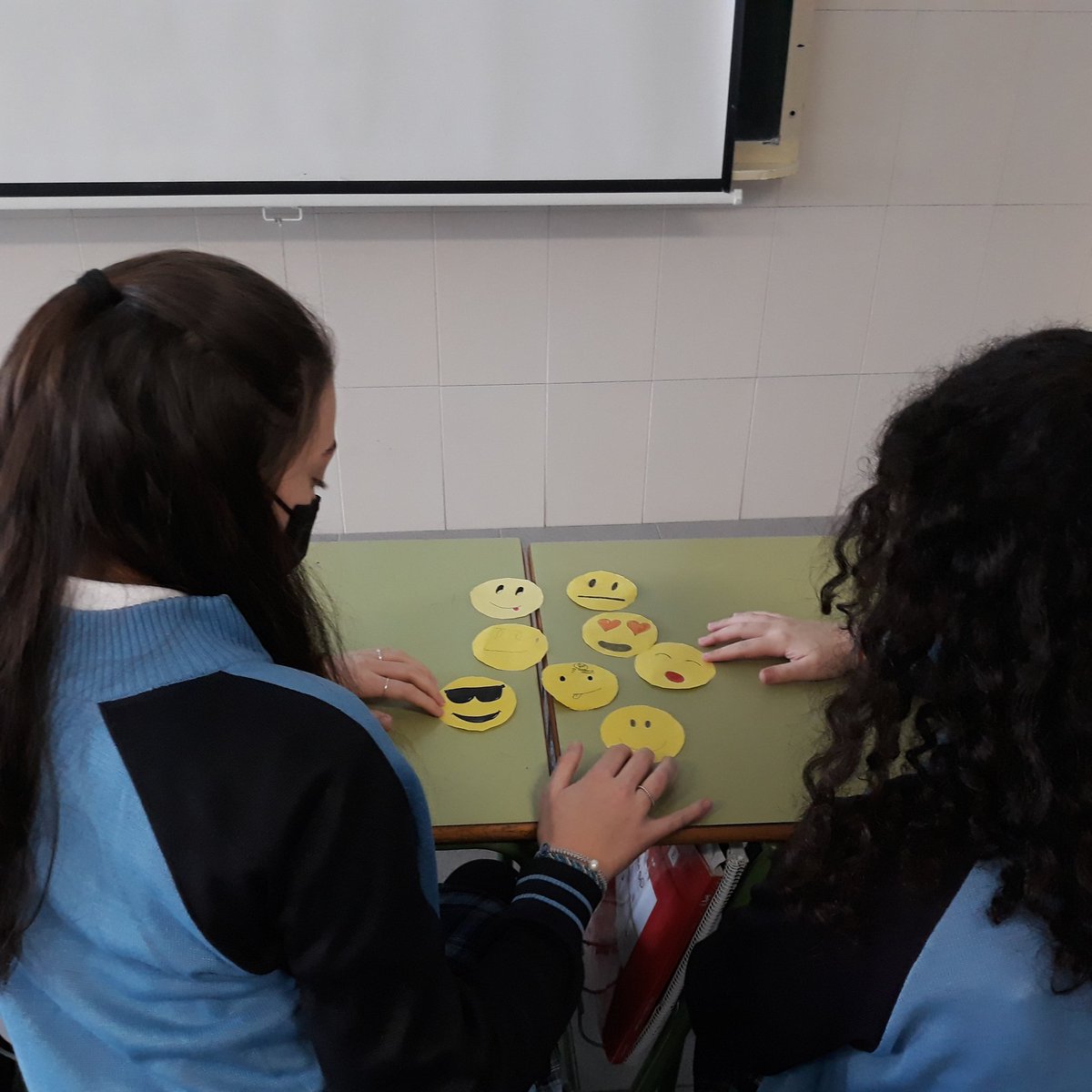 MontseGmez14's tweet photo. @calasnatividad @ApaSenora En Secundaria trabajamos la inteligencia emocional llevando la atención hacia nuestro interior, descubriendo nuestras emociones y reconociendo las de los demás. #ProyectoSerNatividad #LaVidaEnTusManos, ¡cuidala! #ColegioNatividadContigo https://t.co/a6PU27ltZZ