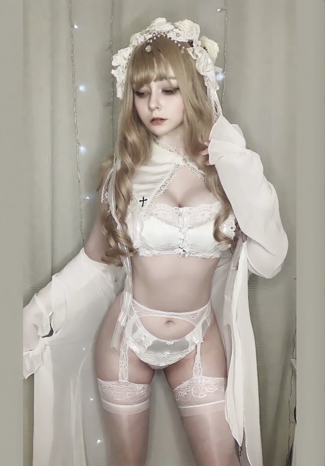 #White #lingerie  #cosplay #cosplayergirl #knee #wig 🤍 https://t.co/XlZlL7IHF9