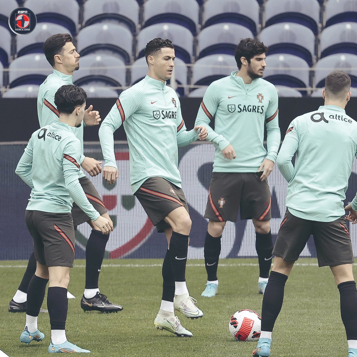 ESPN_FDJ's tweet photo. 🇵🇹 Primero Turquía y luego contra el ganador del Italia-Macedonia.....

¿Logrará clasificar Cristiano Ronaldo con Portugal a su quinta Copa del Mundo?

🔁 RT: Sí.
❤️ MG: No. https://t.co/jSPW0nKNUR