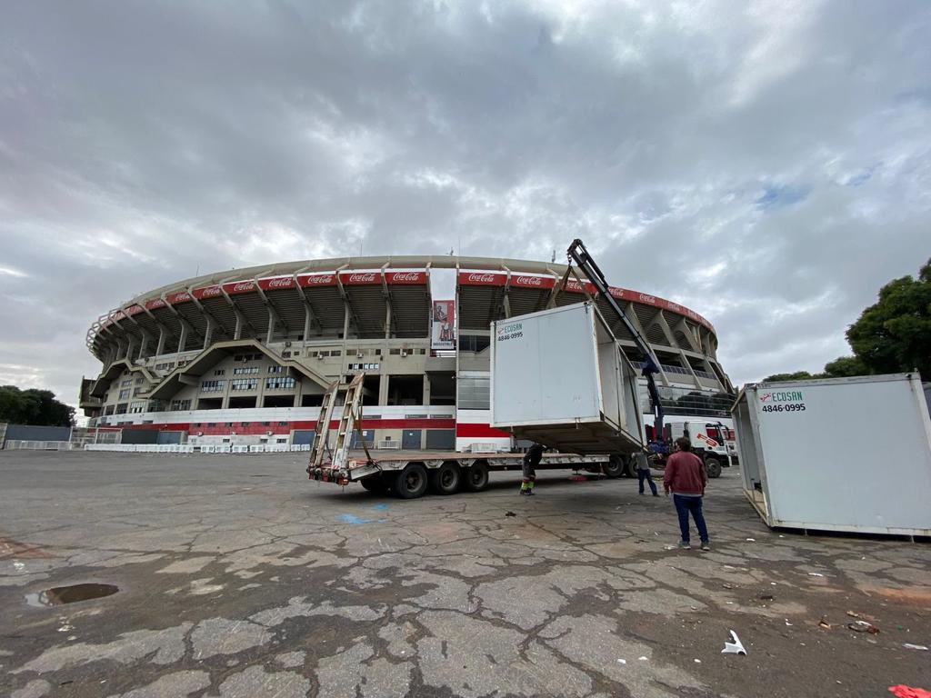 friverplatense's tweet photo. Este martes 22/3 se puso en marcha la primera fase de la remodelación del #Monumental, que permitirá incrementar la capacidad del estadio a 81.000 personas.
Nuestra casa se renueva y será cada vez mas linda ⚪️🔴 https://t.co/KiWqK0bTIm