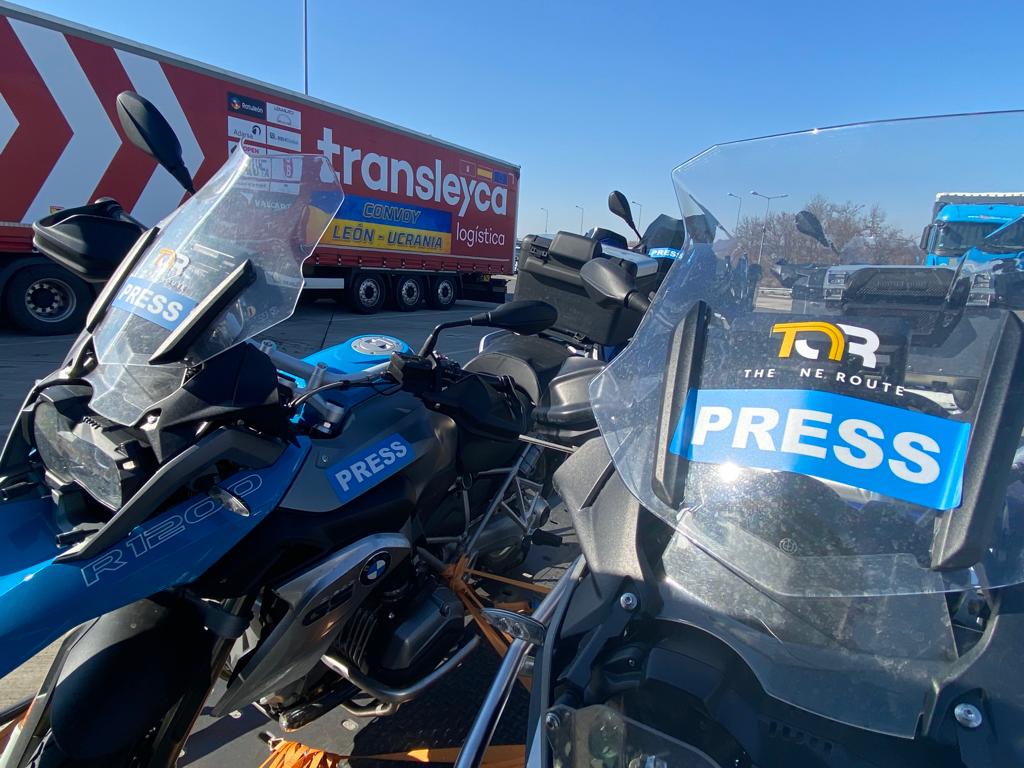 theoneroutee's tweet photo. 🏍 The One Route está de viaje a #Ucrania🏍

👉Parte de nuestro equipo se encuentra ahora mismo escolando un convoy de ayuda humanitaria desde León hacia Ucrania. Una iniciativa de @transleyca y retransmitida por @la8leon y @diariodeleon.

 ‼Seguimos incansables nuestro viaje‼ https://t.co/8mtJ33cuIK