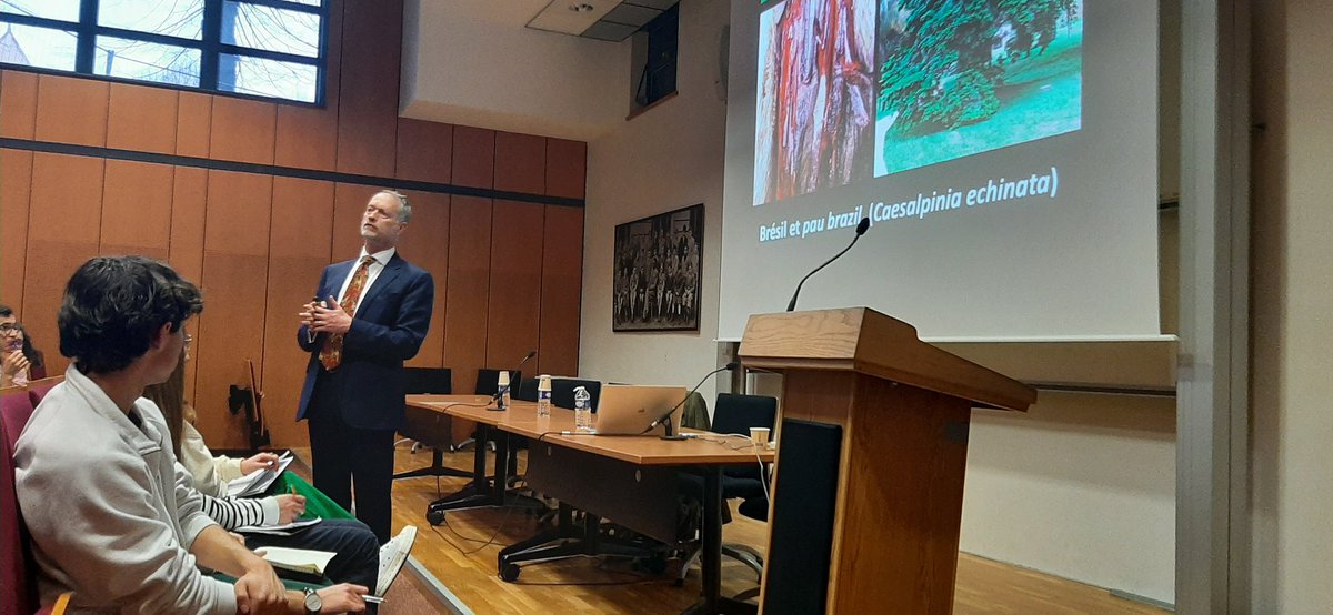 APBGOT's tweet photo. Magnifique conférence de Marc-André Selosse sur l'importance des tannins au lycée Descartes de @villedetours organisée par le lycée et @APBGOT 
@Le_Museum 
95 étudiants de prépa et 25 professeurs de #SVT https://t.co/D2Mo6XLDNL