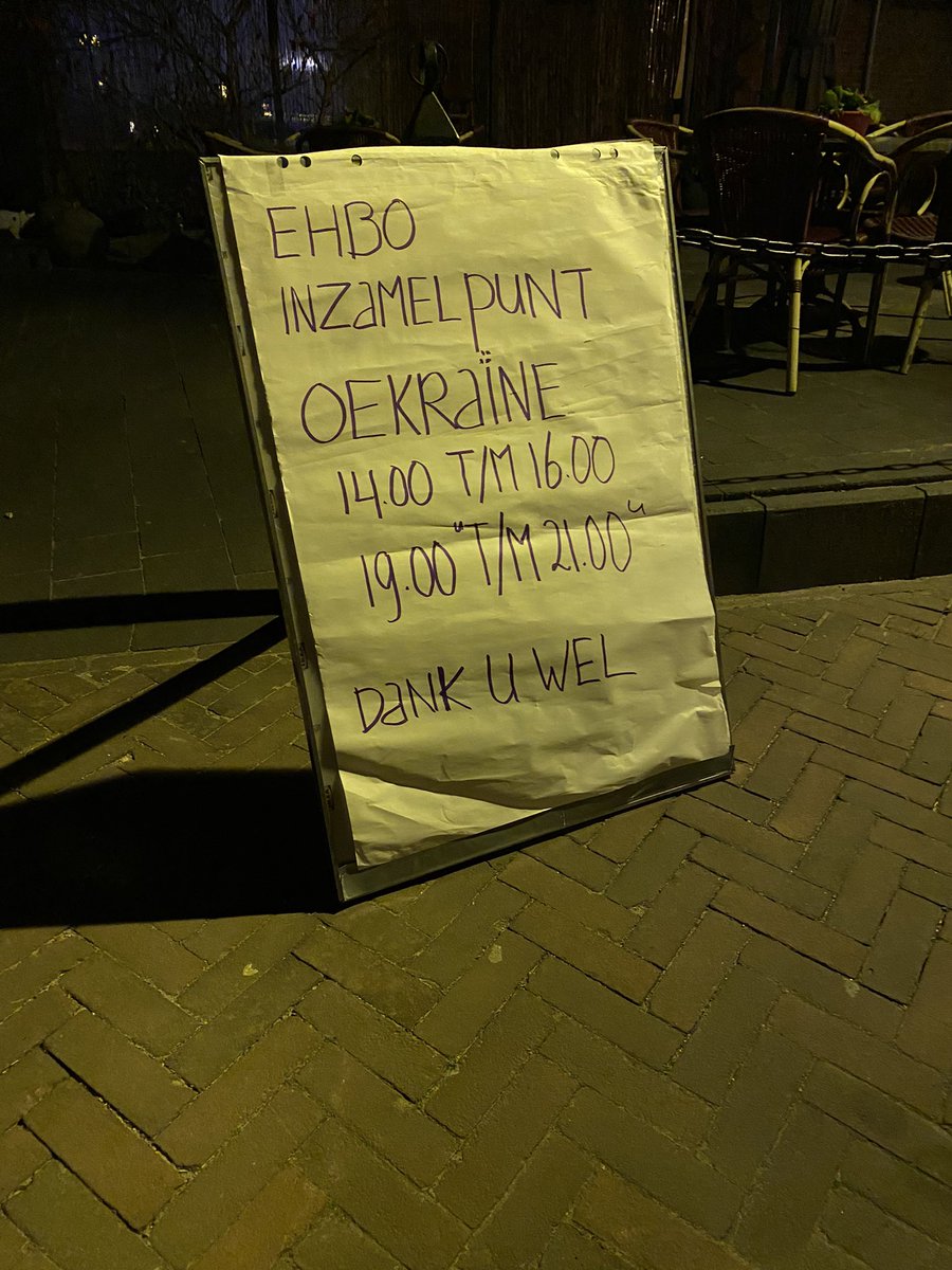 eerdsekrant's tweet photo. De inzamelingsactie voor Oekraïne in Eerde, geïnitieerd door EHBO Eerde, heeft veel goederen opgeleverd voor Oekraïnse vluchtelingen. Leden van de Eerdse vereniging zijn de spullen nu aan het sorteren en gereed aan het maken voor transport. https://t.co/pljcGY6CVX