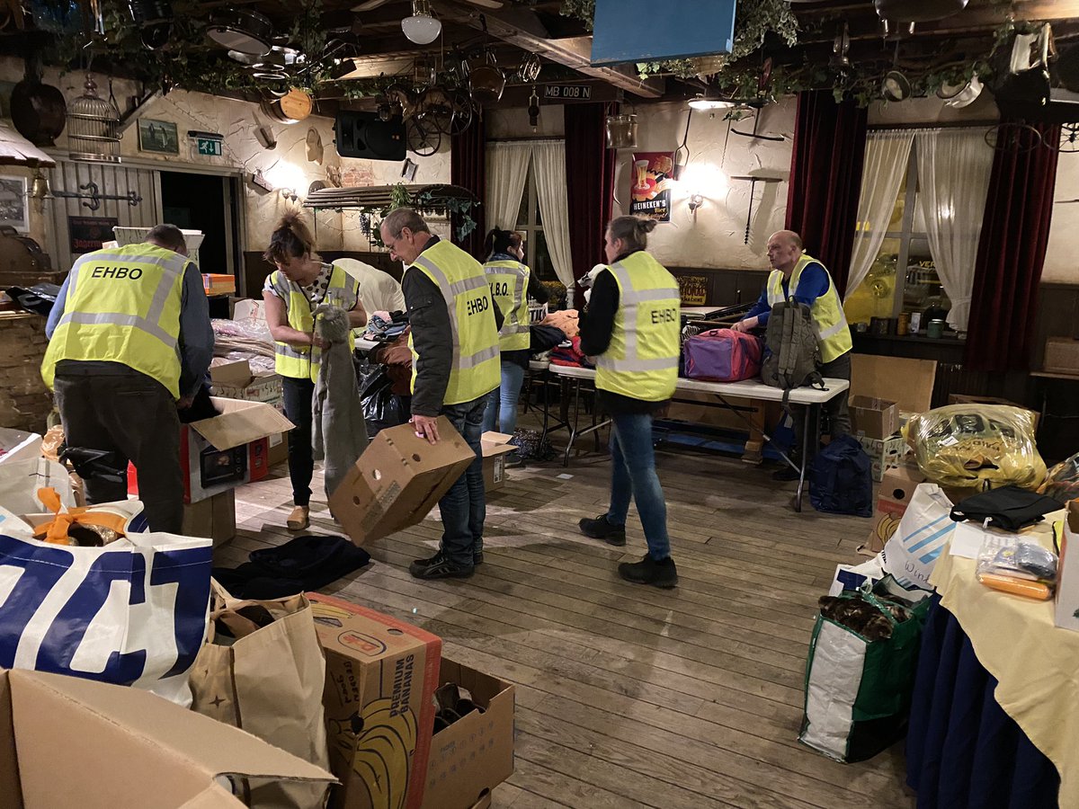 De inzamelingsactie voor Oekraïne in Eerde, geïnitieerd door EHBO Eerde, heeft veel goederen opgeleverd voor Oekraïnse vluchtelingen. Leden van de Eerdse vereniging zijn de spullen nu aan het sorteren en gereed aan het maken voor transport.