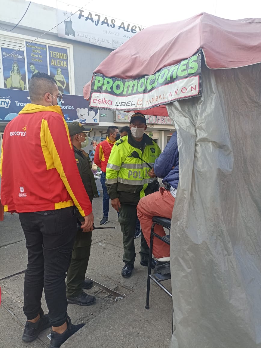 UsmeAlcaldia's tweet photo. #NuestraLabor✅ En compañía de la Policía Nacional y la Secretaría de Gobierno Bogotá, realizamos operativo de Inspección Vigilancia y Control en espacio público por extensión de la actividad económica y control de requisitos de de establecimientos en general en Santa Librada. https://t.co/K5rTwlZMFN