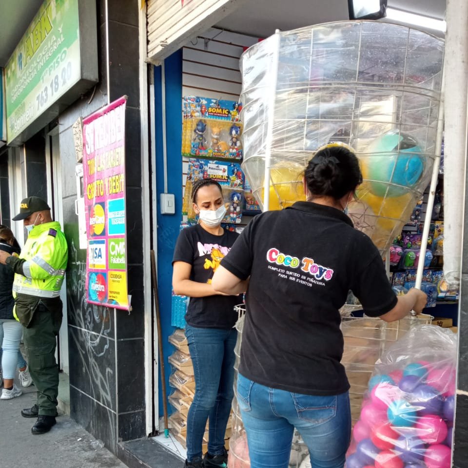 UsmeAlcaldia's tweet photo. #NuestraLabor✅ En compañía de la Policía Nacional y la Secretaría de Gobierno Bogotá, realizamos operativo de Inspección Vigilancia y Control en espacio público por extensión de la actividad económica y control de requisitos de de establecimientos en general en Santa Librada. https://t.co/K5rTwlZMFN