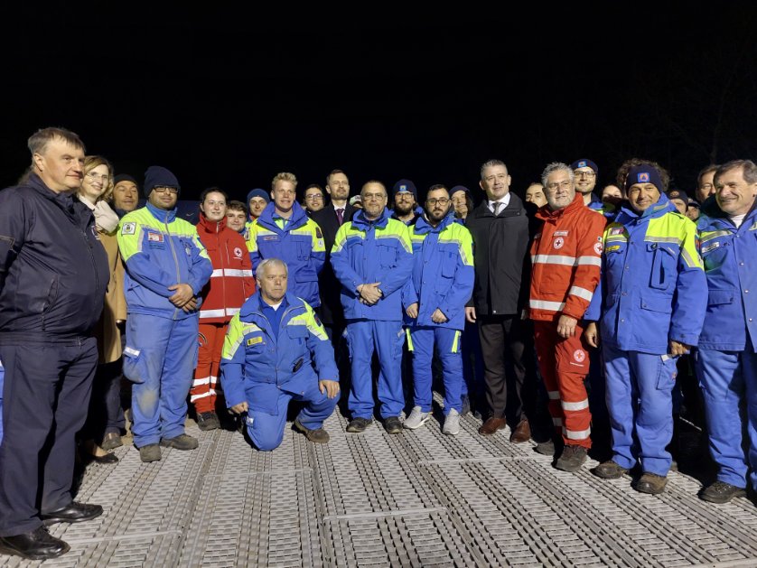 ItalyinSK's tweet photo. Grazie al Primo Ministro @eduardheger , al Ministro #Mikulec e al Commissario europeo @JanezLenarcic  per aver incontrato i volontari della Protezione Civile 🇮🇹 impegnati in 🇸🇰 a sostegno dei rifugiati 🇺🇦. #StandWithUkraine #StrongerTogether #DPCgov #100ItalieinSlovacchia https://t.co/KZgTnAuZsN