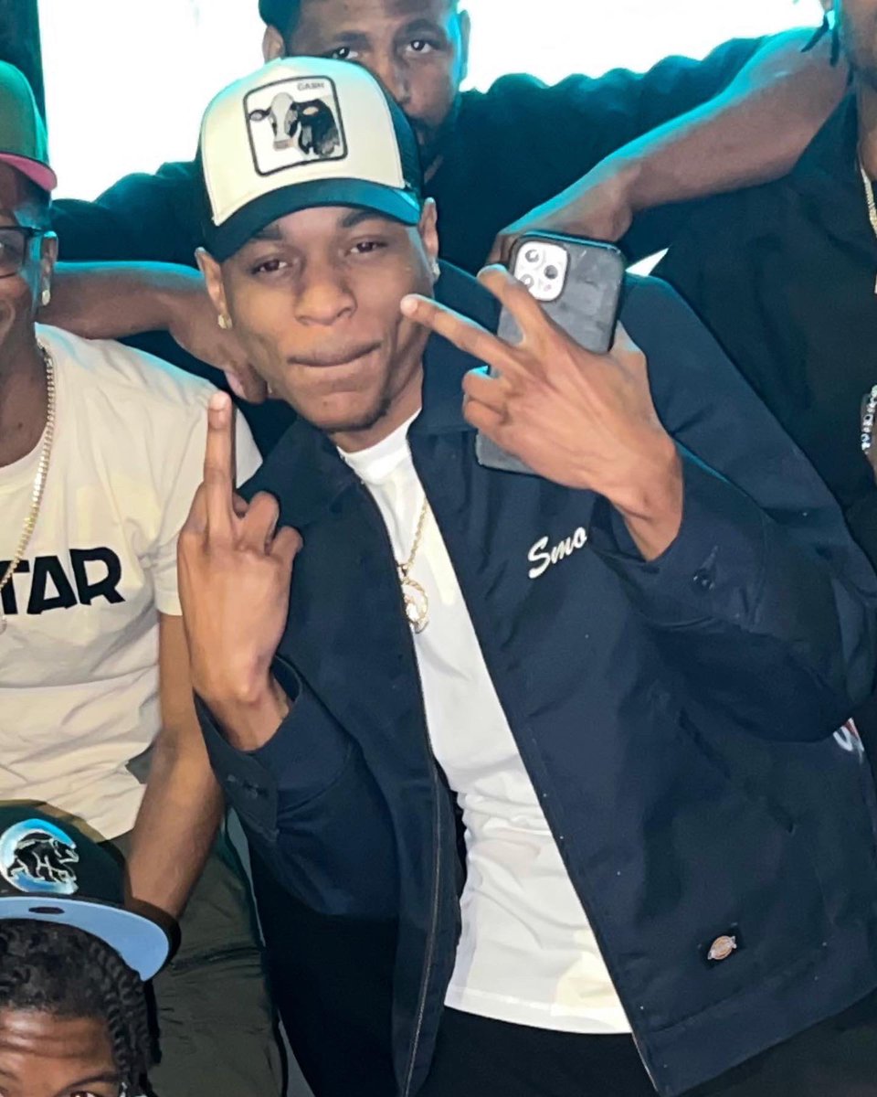 kallme_ess's tweet photo. Brought year 23 in wit some solid ass niggas and we missing a few #ThaFamily #RankandRecommended https://t.co/AjJhO36e6g