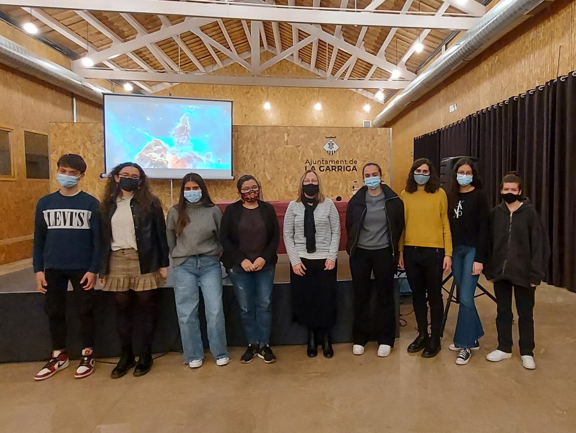 ajlagarriga's tweet photo. La regidora d'educació de #laGarriga @Txell_Catalan ha agraït la tasca de l'alumnat participant i juntament amb l'alcaldessa @Dolors_Castella Castellà els ha repartit uns obsequis. L'acte ha acabat amb una foto de família https://t.co/psf2qjyO8P