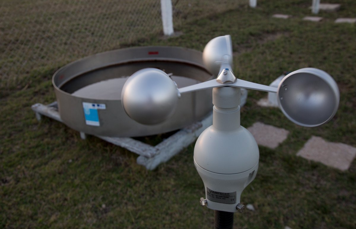 WFP_Cuba's tweet photo. ¿Cómo #PMACuba ha fortalecido la vigilancia y pronóstico de eventos extremos para reducir su impacto en sist. alimentarios?
🌪️Equipamiento
📡Tecnología(información satelital para monitoreo de cultivos)
📢Procedimientos y articulación de otros servicios
#DiaMeteorologicoMundial https://t.co/5dXp1MIBQv