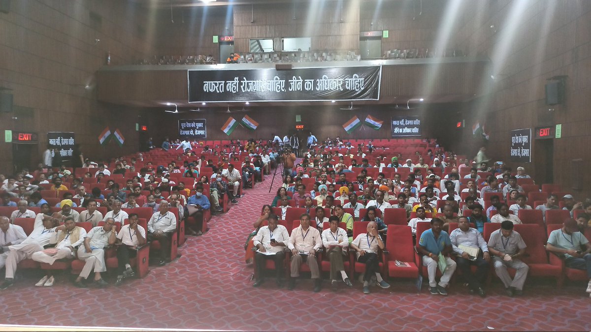 राष्ट्रीय रोजगार नीति पर चर्चा के लिए राष्ट्रीय रोजगार सम्मेलन।
23 मार्च को कई संगठनो ने नफरत नहीं रोजगार चाहिए जीने का अधिकार चाहिए नारे के साथ देश की बात फाउंडेशन के सम्मेलन की शुरूवात की। इस सम्मेलन में RYA के दिल्ली कन्वेनर <a href="/Farhan_Ahmad586/">Farhan Ahmad</a> संगठन की तरफ़ से अपने सुझाव रखे!