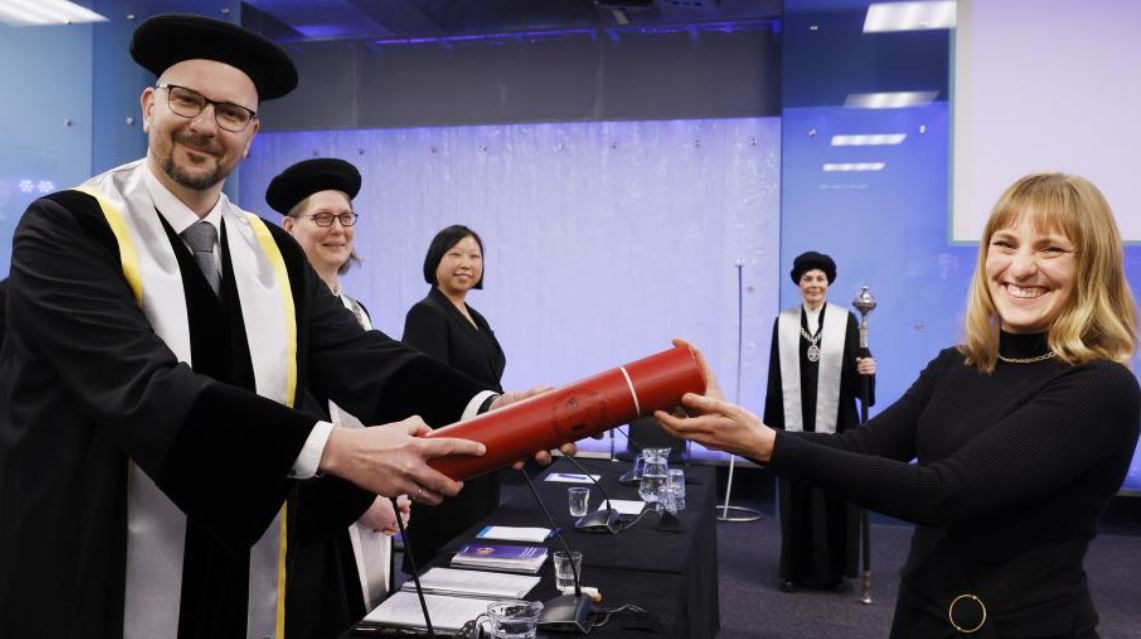TUDelftOpen's tweet photo. Annika Krieger was the 10,000th person to receive a doctorate from TU Delft. Congrats! This dissertation and all others to be found in @TUDRepository managed by @tudelftlibrary https://t.co/qCLbDiEBYB https://t.co/AfH1ec8s1D