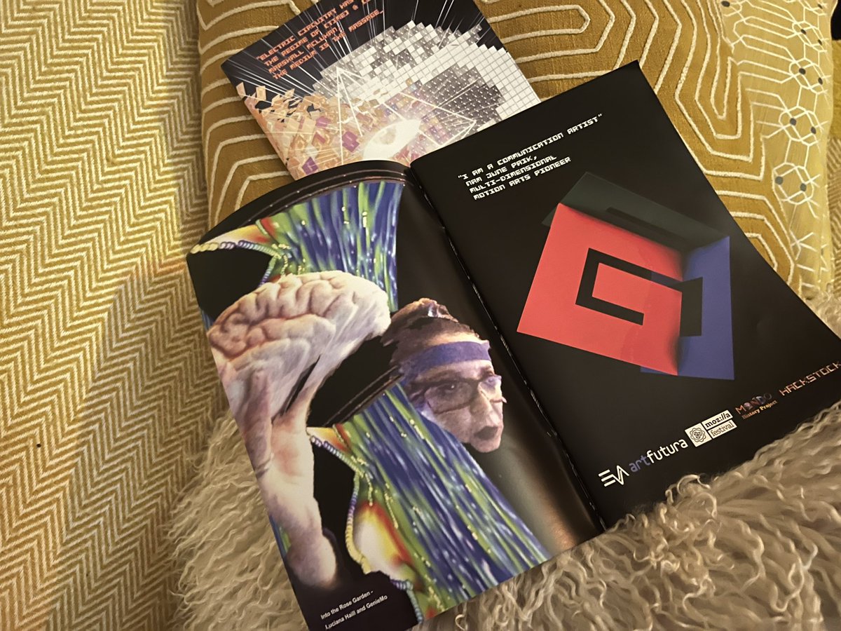BrainAnalyser's tweet photo. Synthesis 5.0 : #MDMA the team and timelines - making magic with @GoGenieMo in the bag ! #eegart #experimentalArt #vjTokenGirl https://t.co/d57FmRPgUI