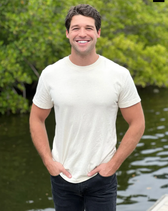 thebacheLOL's tweet photo. Anybody else think Hayden M from Tampa looks like Grocery Store Joe? #TheBachelorette https://t.co/wPzotE2UPA