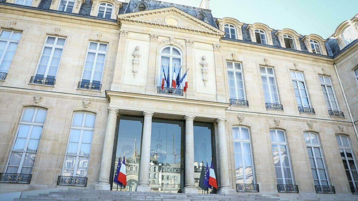 info_Paris_IDF's tweet photo. 🔴 FLASH - Coup d’État à l’#Élysée : Les policiers de la #DGSI ont interpellé ce mardi 7 personnes dans le cadre de l’enquête sur «l’opération #Azur». Ce projet, fantasmé par le gourou Rémy #Daillet, visait à renverser le pouvoir avec une organisation paramilitaire. (LP) https://t.co/2aXTrN6RvW
