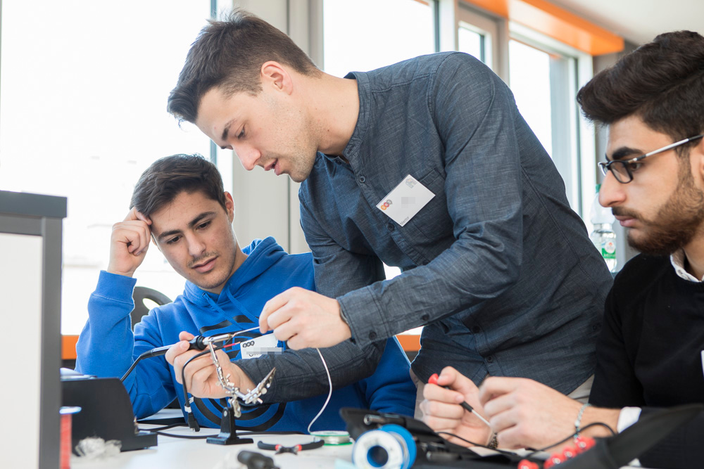vdeyoungnet's tweet photo. 📢WANTED‼
#VDE #YoungNet #Mentor*innen für #Hackdays von #MakeYourSpace gesucht👀
Tüftelt kreativ im Team und begeistert #Schüler*innen von eurer Leidenschaft für #digitale und #technische Lösungen
Überzeugt⁉️
⏳Dann noch schnell bis 📅27.03 bewerben 👇
https://t.co/xBrZRES081 https://t.co/LTnH5flXXf