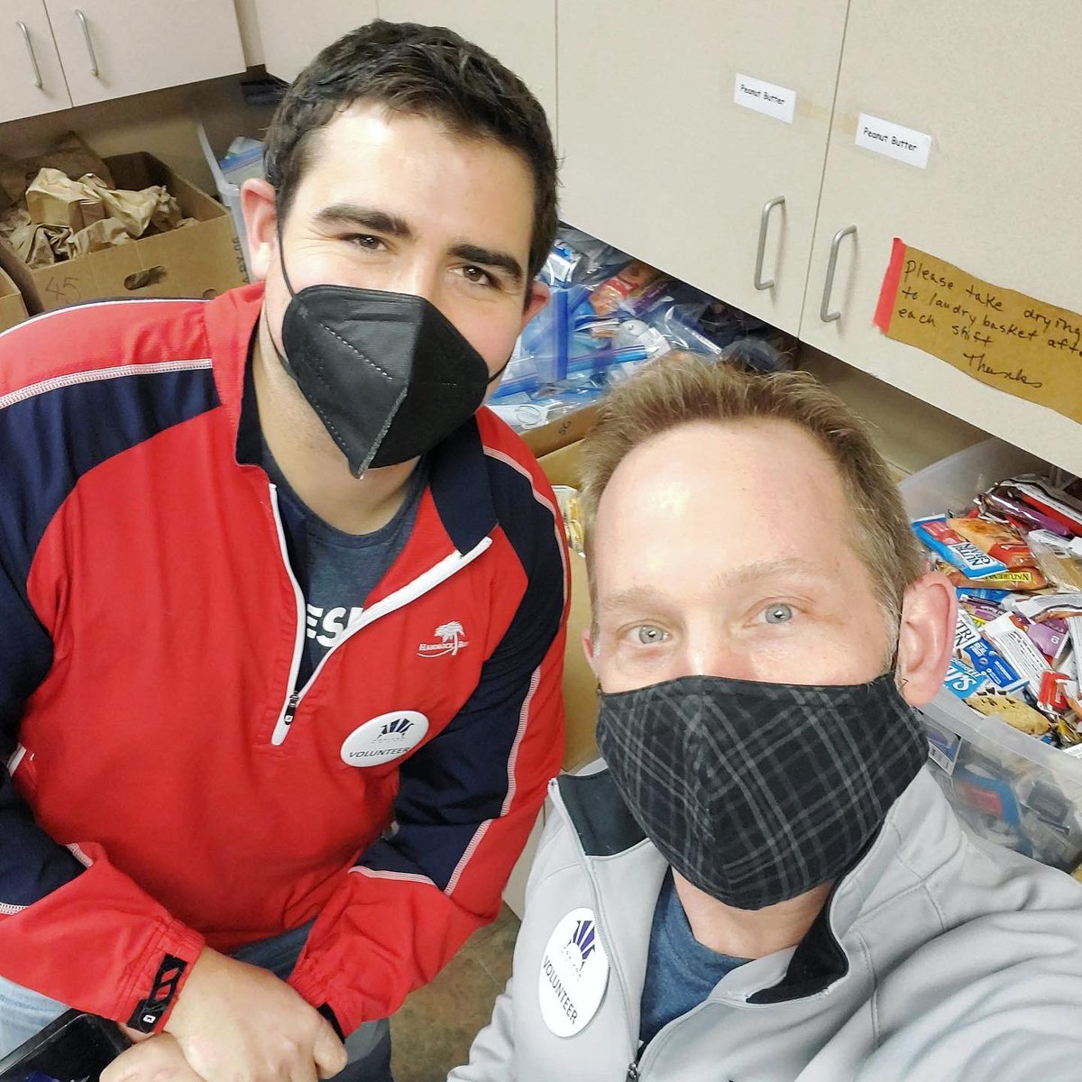 mb_benefits's tweet photo. Two weeks ago, our MB Indy team volunteered at @horizonhousein for #MBGivesBack. They spent  time assembling snack packs for their guests as well as sorting and organizing donated clothing and various toiletries. Thanks to HH for all they do for the community! #MuchBetterAtMB https://t.co/zH76fhc42f