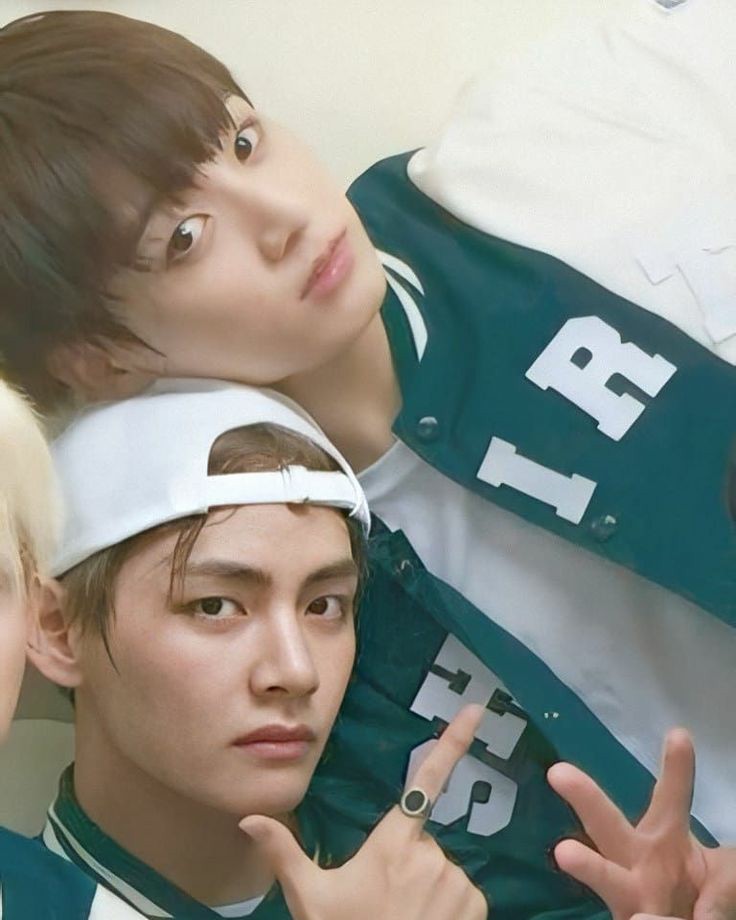 tae lover (@kimthver) on Twitter photo 