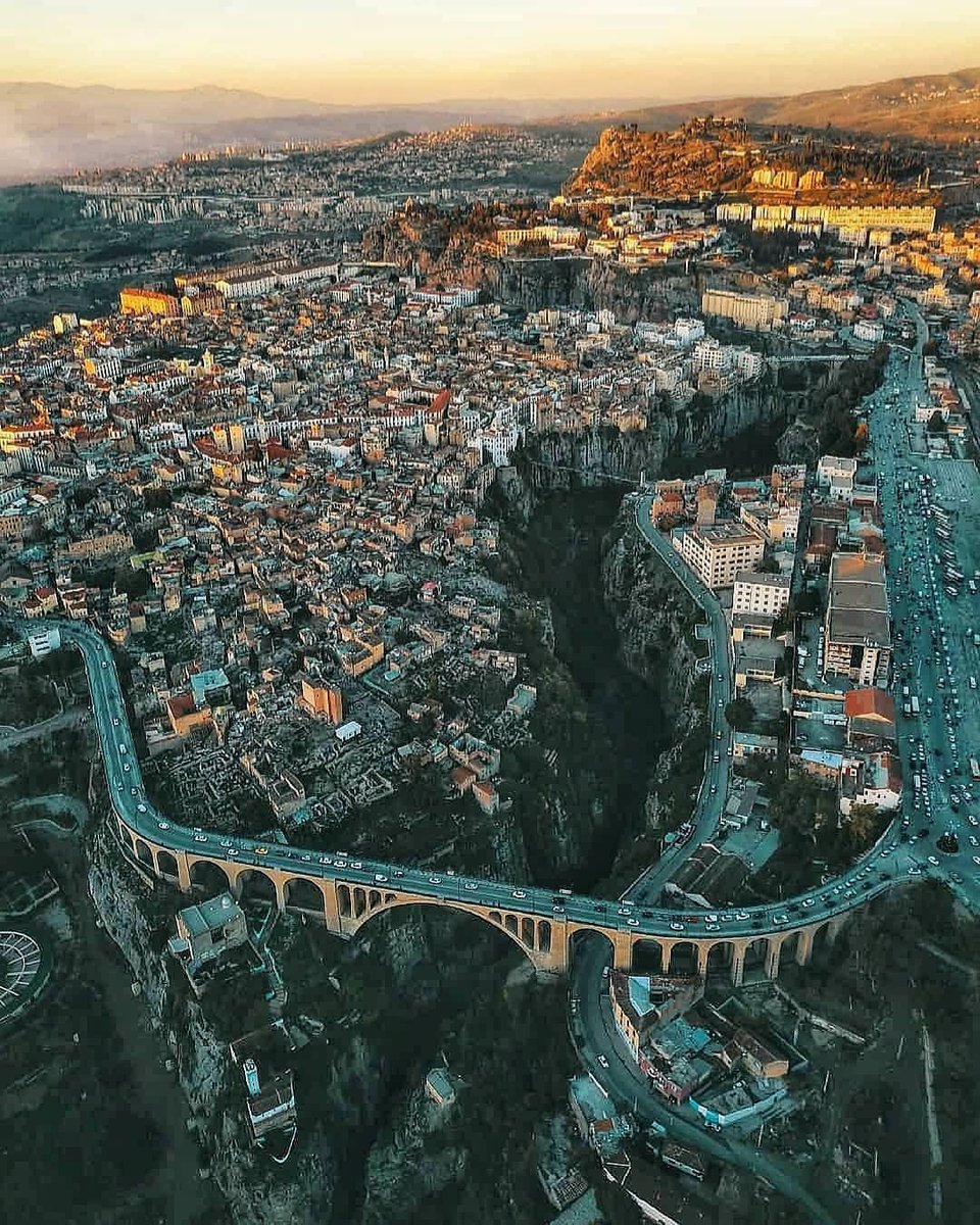 Bonjour #Twitter Constantine est diversement surnommée la ville des #ponts suspendus, la ville du vieux rocher, la ville des #oulémas, la ville des aigles et la ville du #malouf

📷Dreamstarfilms