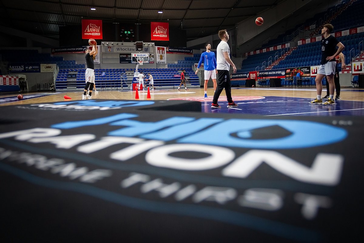 Anwil_official's tweet photo. Jedno z haseł, dbającej o właściwe nawodnienie zawodników Anwilu, włocławskiej marki Hid-Ration brzmi: „Nawadniamy Ciężką Pracę" i tak właśnie można opisać to, jak przygotowujemy się do sobotniego starcia z @TwardePierniki 🏀
#bezcukru #hidration #stayHIDrated #elektrolity https://t.co/tXfkWmvy9b