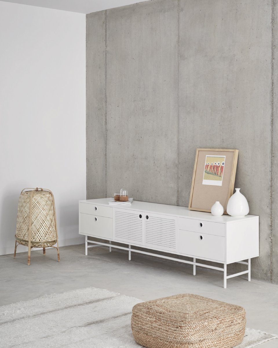 El modelo Punto es un mueble de TV de estilo industrial de dos puertas y ocho cajones que combina a la perfección estética y funcionalidad.  Con base y puertas  metálicas perforadas  y el casco de  DM lacado, este modelo presenta un diseño exclusivo y con personalidad propia.