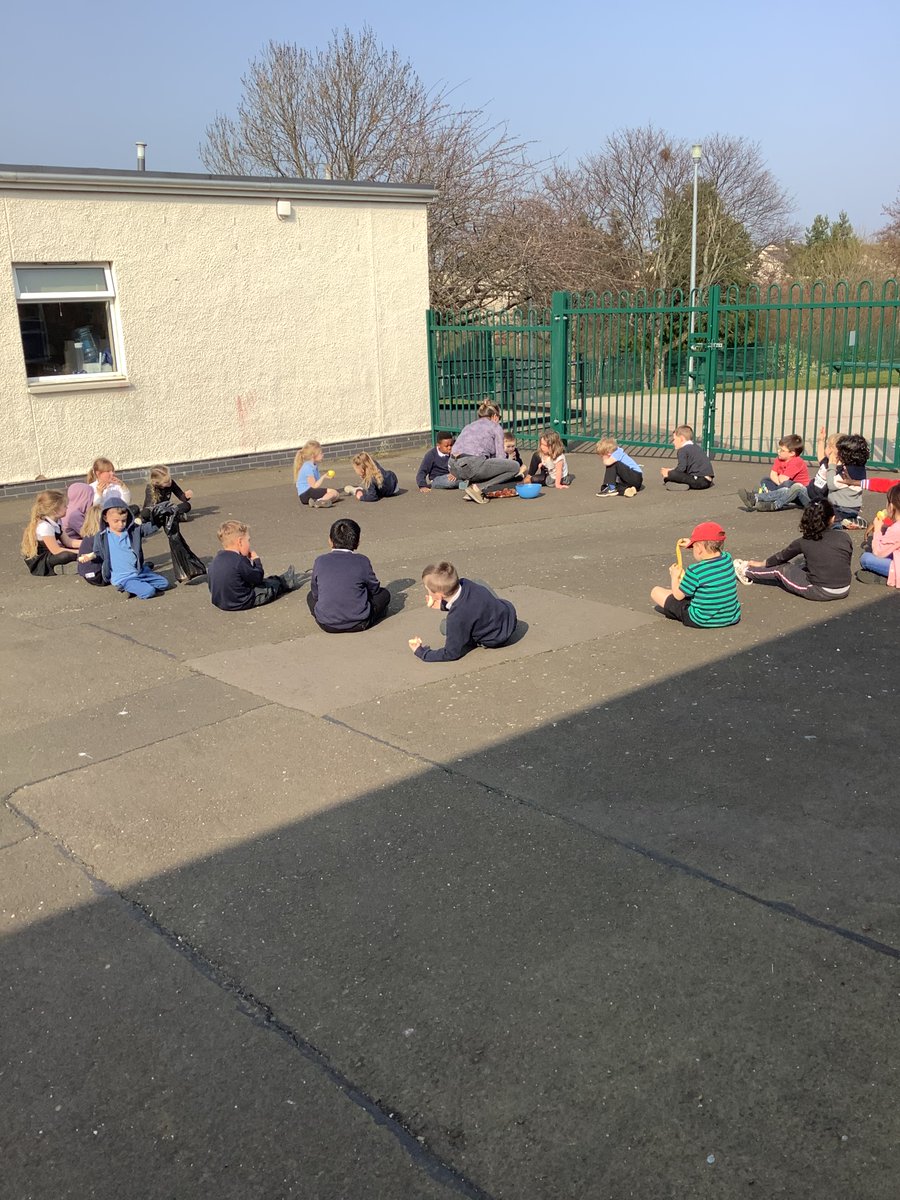 MissHallidayCVP's tweet photo. Ask us about our afternoon! Fruit and games in the sunshine! 🌞🍏🍊🍌 @CanalViewPSEdin https://t.co/5NkAnoIAYr