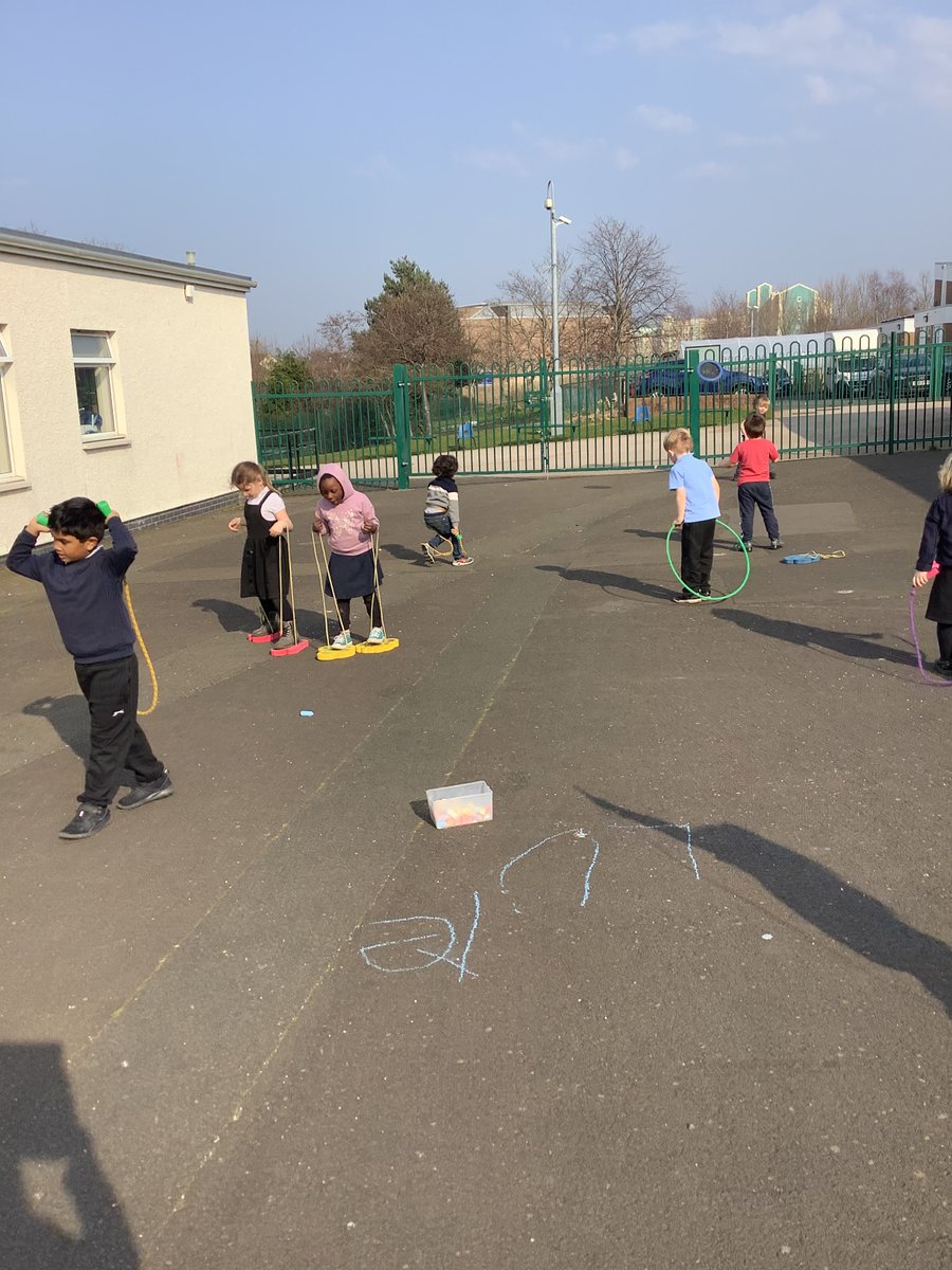 MissHallidayCVP's tweet photo. Ask us about our afternoon! Fruit and games in the sunshine! 🌞🍏🍊🍌 @CanalViewPSEdin https://t.co/5NkAnoIAYr