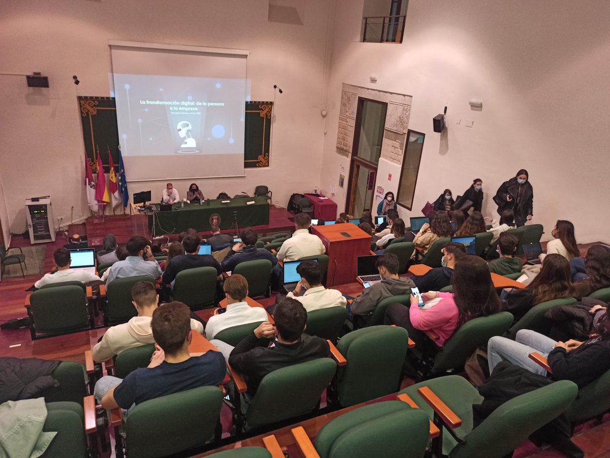 GuadamillasG's tweet photo. Muy interesante hoy la conferencia de Fernando Palomo de @LafargeHolcimES en la que nos ha dado las claves para abordar la #TransformacionDigital de las personas a la empresa. Gracias a los estudiantes de la Fac. de CC Juridicas y Sociales de #Toledo que habéis participado https://t.co/0F1M9PZSdX