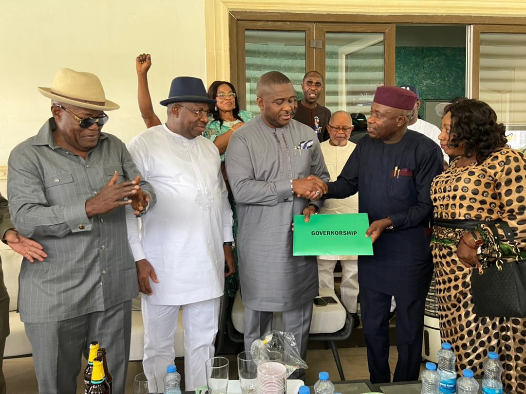 SMAinfluencers's tweet photo. The DG, Akwa Ubok Abasi Campaign Organisation, Pastor Sunny Ibuot, along with other leaders of the team handing over the PDP expression of interest and governorship forms to Obong Bassey Albert Akpan (OBA) in his residence at Abuja, today.
#OBA2023
#IstandwithOBA https://t.co/bZrsFvJjBV