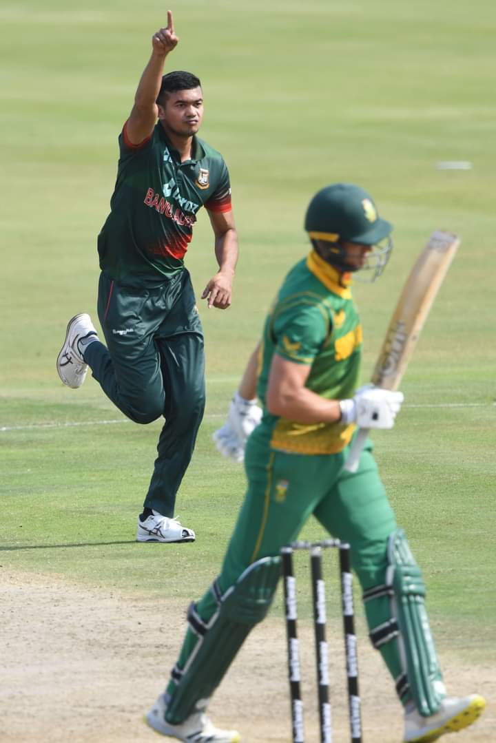 jack_kamrul's tweet photo. This Man @Taskin_Official destroyed South Africa's Batting Line up today...🔥
And guess what?  he's the Man of the Match &amp; Series of This ODI Series. What a gem he is! ❤️

#taskinahmed 
#Bangladesh 🇧🇩
#Bangladeshcricket
#Cricket https://t.co/i2gUwE8djs