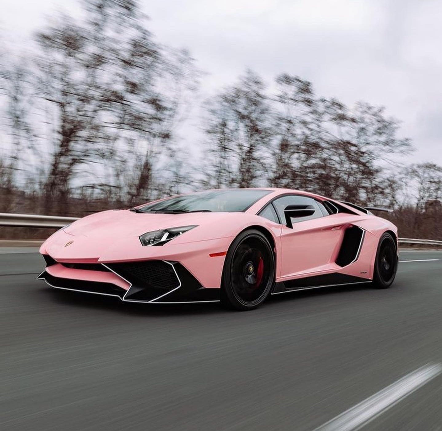 Lamborghini розовая