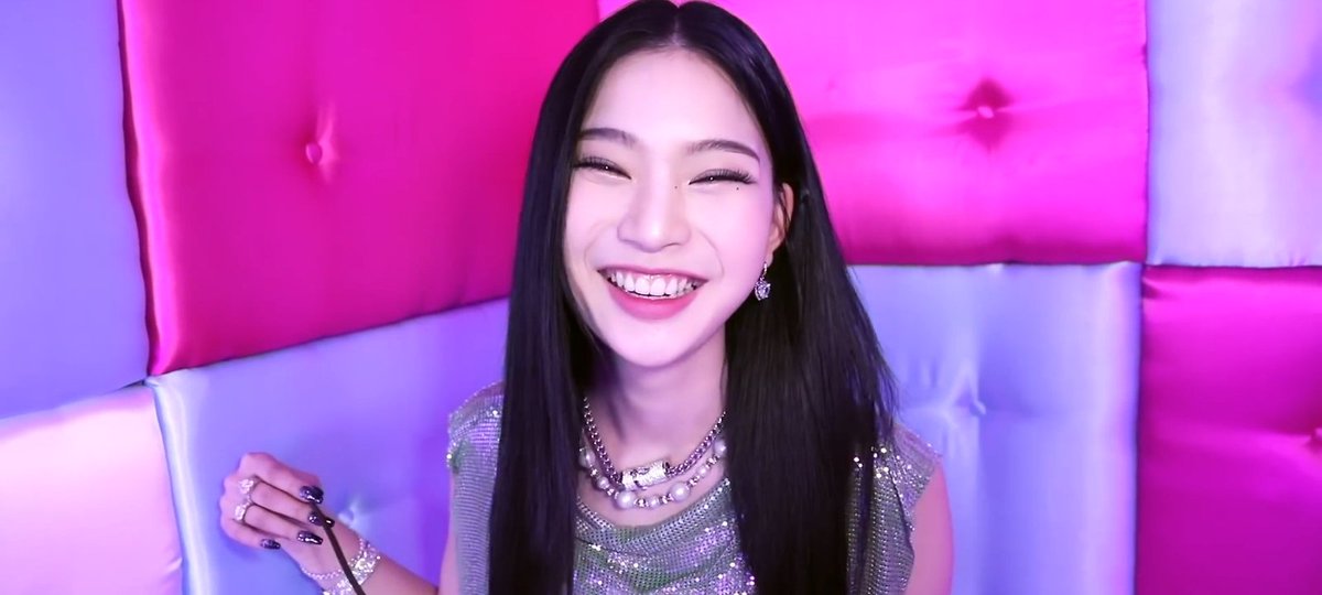 just seeing her smiling is free seretonin boost ♡