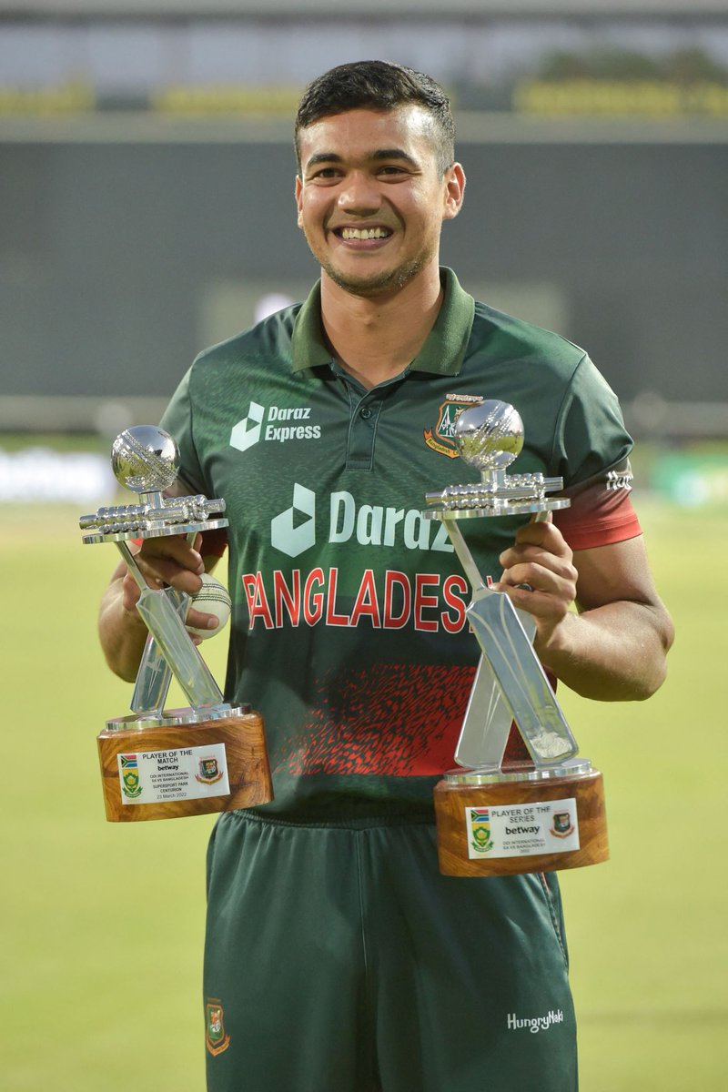 Nurmkt's tweet photo. A Bangladeshi first bowler is receiving the man of the series award that too in South Africa. 
Congratulations Taskin Ahmed. 
#BANvsSA https://t.co/X9IY33v7sA