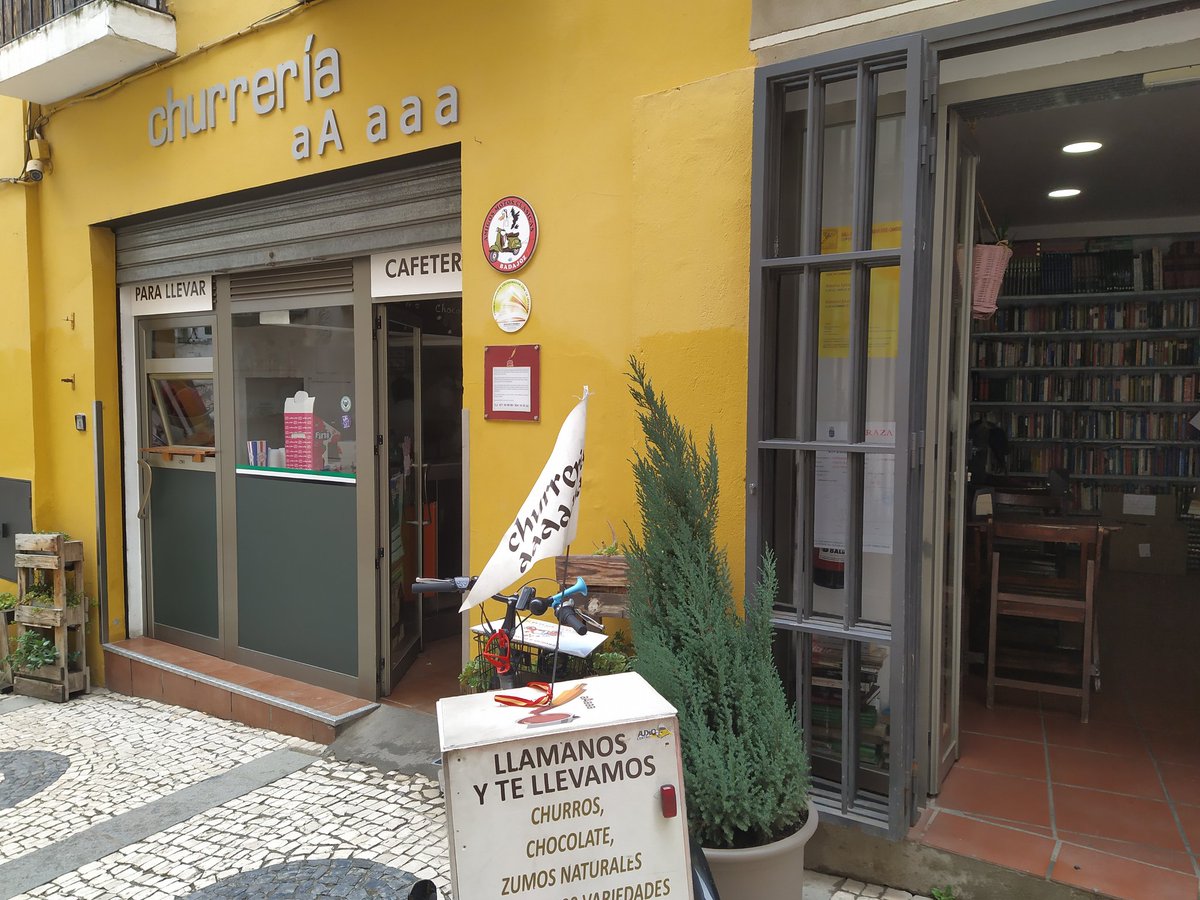 Gabri91MG's tweet image. Badajoz es la única ciudad que conozco que tiene una churrería-librería... Maravilloso: