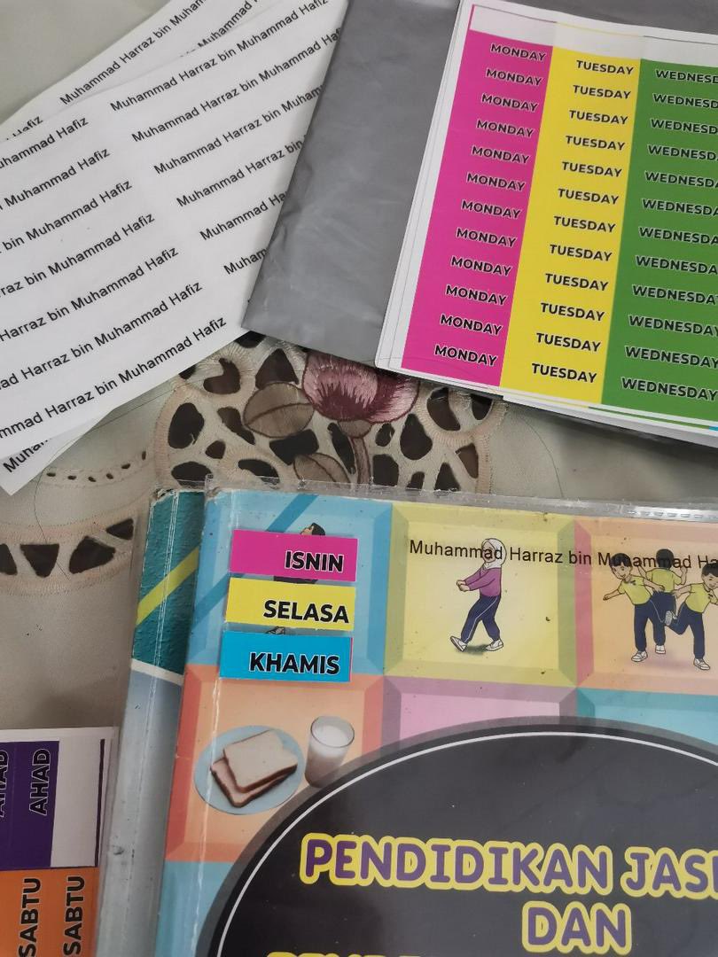 shopeesale's tweet photo. Benda paling memudahkan mak mak seluruh malaysia. Tak perlu lagi nak susun kan buku anak, tengok jadual. Hanya tengok color je. 

Anak boleh susun buku sendiri lepas ni 😍😍 https://t.co/p4c5TxrMc7