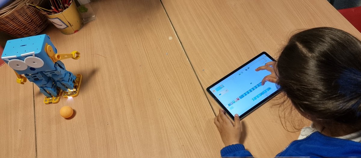 TsuiAllen's tweet photo. #MartyBlocksJr from @RoboticalLtd puts block coding into real World context for children as young as 4 years old. #EYTagTeam #StrongerTogether https://t.co/U4vbFNuewZ