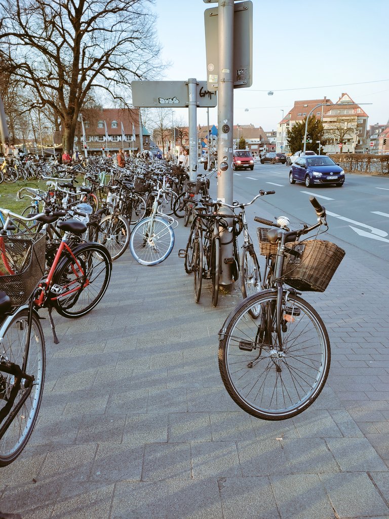 Gehweg, der voller Fahrräder steht